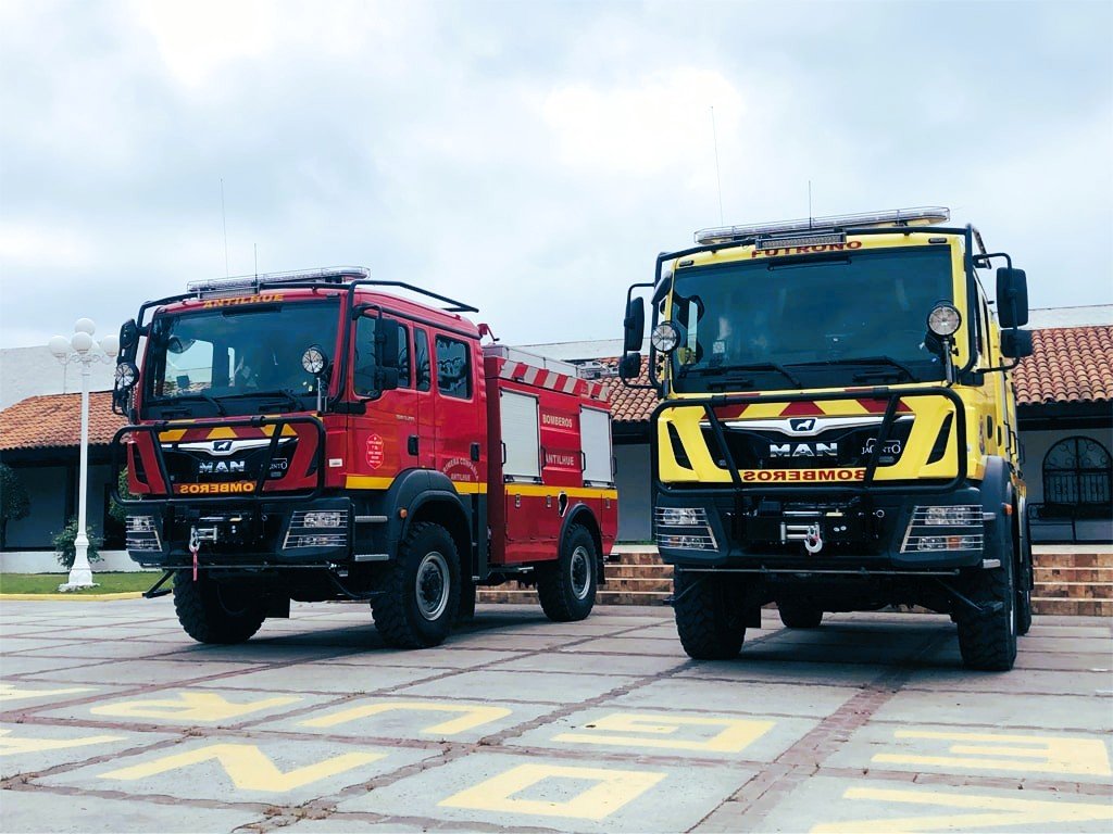 Camión siendo reparado en taller industrial