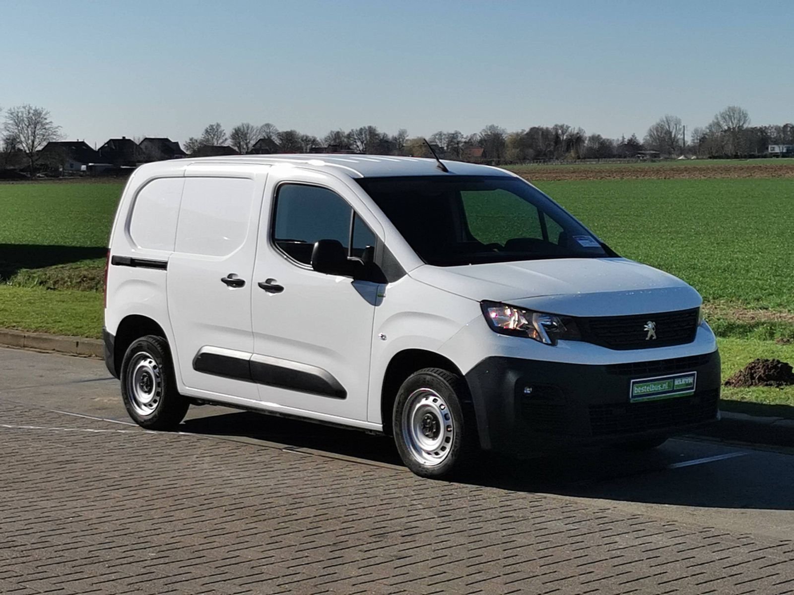 Mecánico realizando mantención en un camión