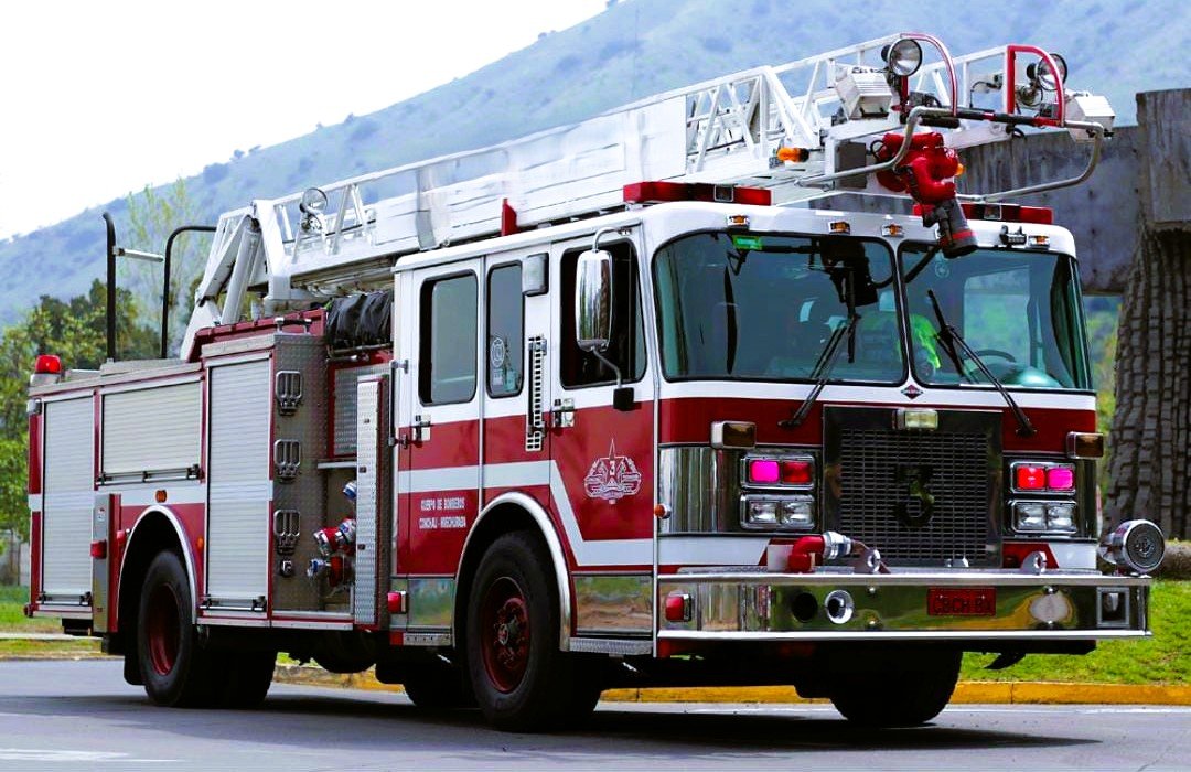 Mecánico realizando mantención en un camión