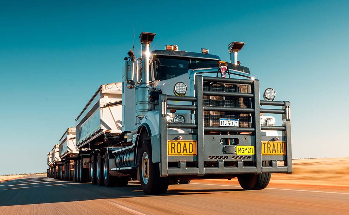 Camioneta y camión de trabajo en Servicios MRR